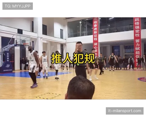 篮球新手如何判定拉人犯规的正确判罚方法？